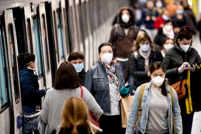 Pasajeros con mascarillas en el metro de Barcelona, en abril del año pasado.