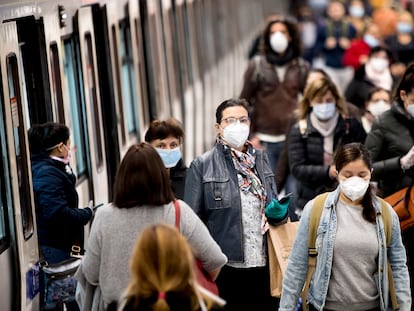 Pasajeros con mascarillas en el metro de Barcelona, en abril del año pasado.