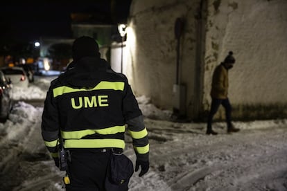 De vez en cuando se turnan en la tarea, aunque hay quien prefiere no quedarse quieto con el termómetro marcando casi 10 grados bajo cero en la madrugada del viernes pasado. El único paréntesis se produce cuando llega el todoterreno con la cena: nadie se quejará si está tan caliente que no pueden apreciarse los sabores. En la imagen, el teniente Audera camina por las calles heladas de Loeches.