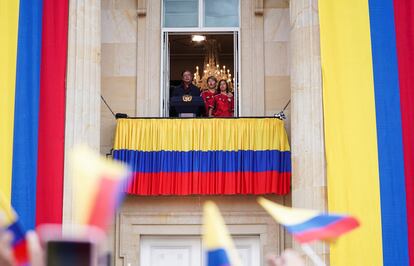 El presidente sale a un balcón de la residencia oficial del ejecutivo colombiano para dar un discurso respecto a las reformas que busca su gobierno.