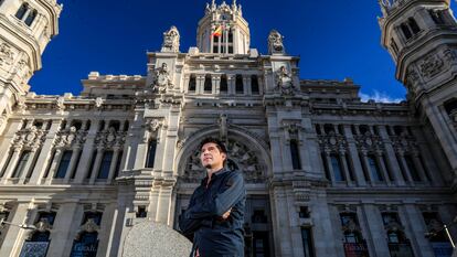 El escritor y periodista Paco Cerdà, el 7 de noviembre delante del Ayuntamiento de Madrid, primer edificio de la capital en que ondeó la bandera republicana el 14 de abril de 1931.