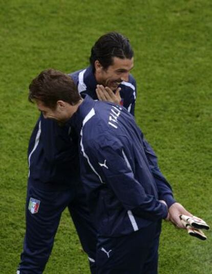 Buffon y De Sanctis bromean durante el entrenamiento.