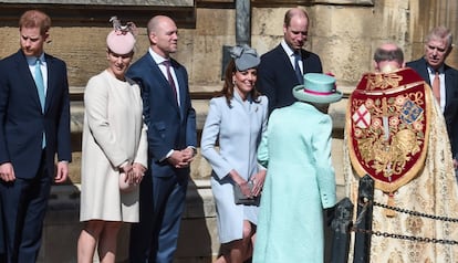 La reina es recibida por su familia en la capilla de Windsor, el día de su 93 cumpleaños.