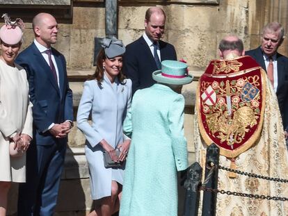 La reina es recibida por su familia en la capilla de Windsor, el día de su 93 cumpleaños.