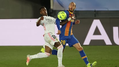 Mingueza y Vinicius disputan el balón durante el clásico.