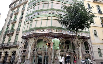 Fachada posterior del edificio modernista Casa Comalat, de Valeri i Pupurull, en Barcelona.