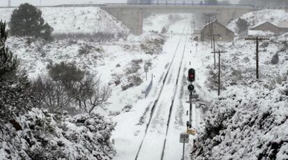 Vías férreas cubiertas de nieve por el temporal en la provincia de Castellón.