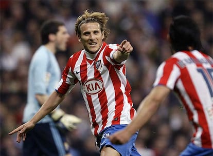 Forlán, el autor del gol del Atlético, se lo dedica a su 'asistente' y socio en la delantera rojiblanca: el Kun Agüero. La semana pasada el uruguayo le marcó dos goles al Barça y hoy uno al Madrid, empresas ambas nada fáciles de conseguir.