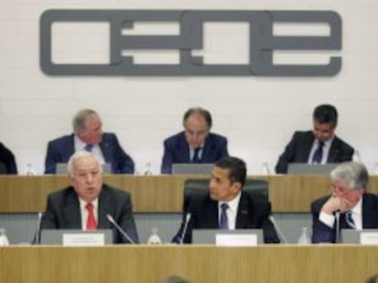 Margallo (izquierda) y el presidente de Per&uacute;, Humala, (centro), durante la clausura de un encuentro empresarial hispano peruano.