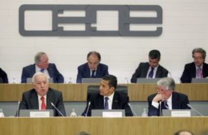 Margallo (izquierda) y el presidente de Per&uacute;, Humala, (centro), durante la clausura de un encuentro empresarial hispano peruano.