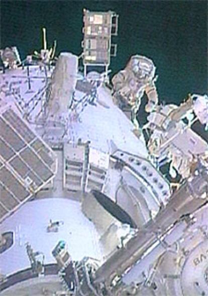 Los dos tripulantes de la Estación Espacial, ayer en el exterior. 

/ NASA