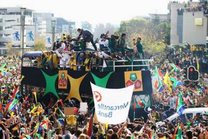 Miles de seguidores acompañan a los jugadores sudafricanos por las calles de Johanesburgo.
