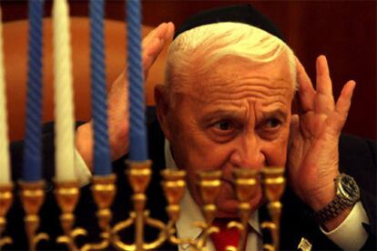 El primer ministro israelí, Ariel Sharon, participa en la ceremonia de encendido de la cuarta vela judía <i>Hanukkah</i>, en su oficina de Jerusalén.