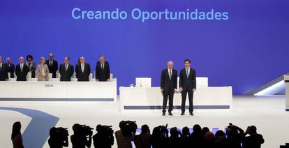 El presidente, Francisco González, y el consejero delegado, Carlos Torres, al inicio de la junta general de accionistas celebrada en Bilbao.