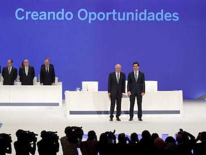 El presidente, Francisco González, y el consejero delegado, Carlos Torres, al inicio de la junta general de accionistas celebrada en Bilbao.