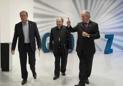 Uriarte, junto a los responsables de la Fundación Sabino Arana Juan María Atutxa (a su izquierda) y José Antonio Rodríguez Ranz, antes de iniciar ayer su conferencia.
