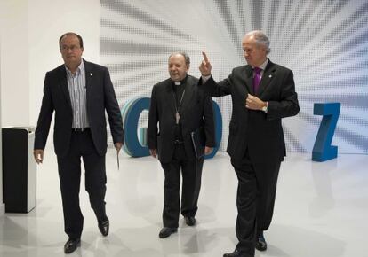 Uriarte, junto a los responsables de la Fundaci&oacute;n Sabino Arana Juan Mar&iacute;a Atutxa (a su izquierda) y Jos&eacute; Antonio Rodr&iacute;guez Ranz, antes de iniciar ayer su conferencia.