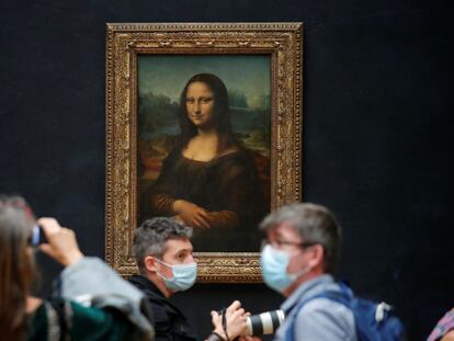 Jornalistas em frente ao quadro 'Mona Lisa', no Louvre, que prepara reabertura, na terça-feira.