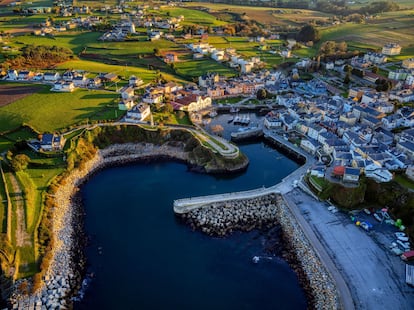 Vista aérea de la villa marinera de Puerto de Vega, en Asturias.