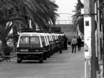 b 34398 (9/may/00) -color- Desalojo "okupas" en al C/ Sant Joan de Vilasar de Mar. -foto: Manolo S. Urbano.