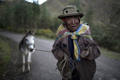 Cirilo Pacco, de 80 años, pide una propina después de haber sido fotografiado, en la comunidad de Paru Paru (Perú).