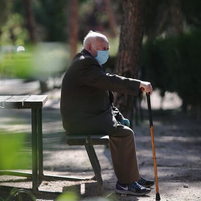 08/05/2020 Un anciano con mascarilla descansa en el Parque Calero, en el distrito de Ciudad Lineal de la capital, uno de los que el Ayuntamiento de Madrid ha abierto y en los que se permite pasear y hacer ejercicio, en Madrid (España), a 8 de mayo de 20202.
SALUD 
Eduardo Parra - Europa Press

