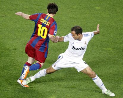 Carvalho frena con un pisotón el avance de Messi.