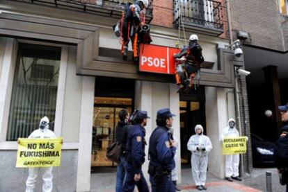 Los miembros de la ONG han conseguido cambiar el logo del PSOE durante su protesta pacífica a favor del abandono de la energía nuclear.