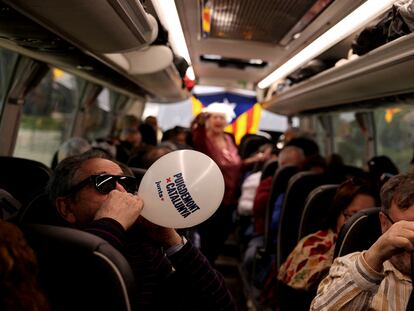 Partidarios de Carles Puigdemont en un autobús para acudir a un mitin del expresident catalán en Francia, donde reside, prófugo de la justicia.