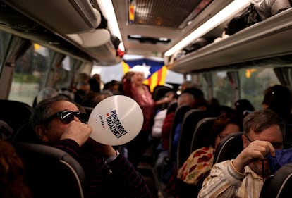 Partidarios de Carles Puigdemont en un autobús para acudir a un mitin del expresident catalán en Francia, donde reside, prófugo de la justicia.