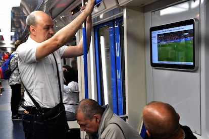 Um homem no metrô de Moscou assiste o jogo entre França e Peru, no dia 21 de junho de 2018.