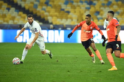 Nacho controla el balón durante el partido en Kiev contra el Shakhtar este martes.