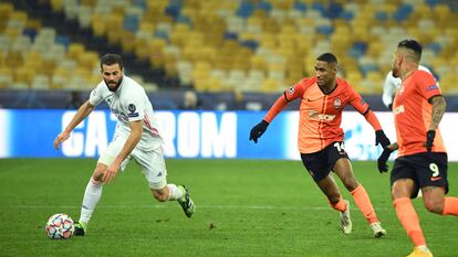 Nacho controla el balón durante el partido en Kiev contra el Shakhtar este martes.