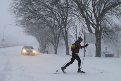 Una mujer cruza con ayuda de esquís una calle en Boston.