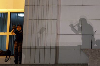 La sombra del primer ministro de Turquía, Tayyip Erdogan, vista en una pared durante un acto en Ankara, el 10 de agosto 2014.