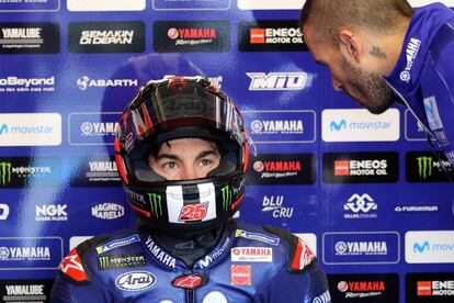 Maverick Viñales, en su box, junto a un miembro de su equipo.