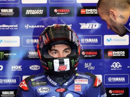 Maverick Viñales, en su box, junto a un miembro de su equipo.