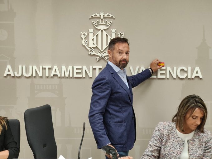 La alcaldesa de Valencia saca a Badenas (Vox) del gobierno local y reparte sus competencias entre el resto de ediles ultra