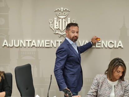 Juan Manuel Badenas, el de 11 de octubre, cuando cubrió la tilde abierta del nombre autóctono de Valencia con una bandera de España.