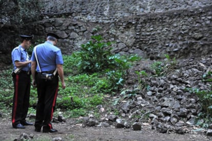 Dos agentes supervisan la zona del muro derrumbado en el enclave arqueológico de Pompeya, en italia.