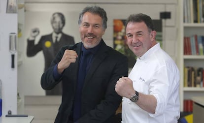 El cocinero Martín Berasategui junto al director del grupo hotelero portugués SANA, Pedro Miguel Ramos.