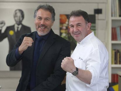 El cocinero Martín Berasategui junto al director del grupo hotelero portugués SANA, Pedro Miguel Ramos.