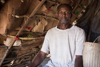 Wilber Leger (49 años), posa dentro de su vivienda en el campamento fronterizo. Nació en Haití, pero en 1970 fue a la República Dominicana junto a sus padres. Ante las amenazas recibidas, el 16 de junio del 2015 abandonó el país.