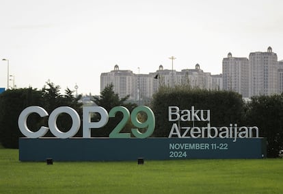 Un cartel de la Conferencia de las Naciones Unidas sobre el Cambio Climático COP29, en Bakú, Azerbaiyán, en 2024