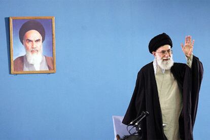 El máximo líder del régimen iraní, Ali Jamenei, junto a la foto del fundador de la República Islámica, el ayatolá Jomeini, ayer en un acto en Teherán.