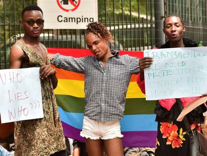 Refugiados LGBT se manifiestan delante del Alto Comisionado de las Naciones Unidas para los Refugiados en Naiorobi, el pasado 13 de mayo.