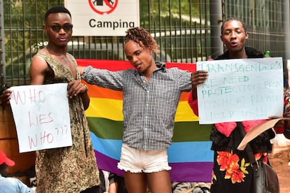 Refugiados LGBT se manifiestan delante del Alto Comisionado de las Naciones Unidas para los Refugiados en Naiorobi, el pasado 13 de mayo.