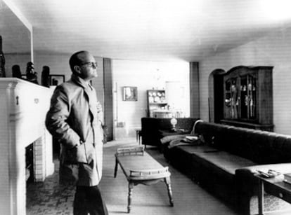 El escritor Truman Capote, en el salón de la granja donde ocurrieron los asesinatos de la familia Clutter.