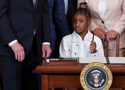 El presidente de Estados Unidos, Joe Biden, firmó el miércoles una orden ejecutiva destinada a reformar las prácticas policiales en el segundo aniversario de la muerte de George Floyd. En la imagen, la hija de George Floyd, Gianna Floyd, se sienta en el escritorio presidencial durante la firma del presidente en la Casa Blanca.