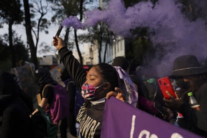 Las mujeres del primer contingente partieron puntuales sobre las cuatro de la tarde hacia el Zócalo de Ciudad de México.